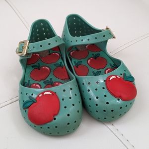 Mini Melissa Furadinha apple sandals in green